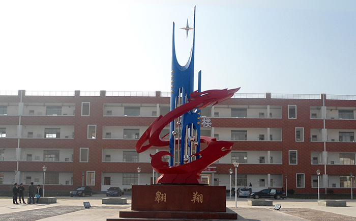 不銹鋼雕塑制作完成之后，需要對表面進行打磨噴漆，這樣才可以獲得想要的表面效果，不銹鋼雕塑打磨噴漆有一些注意事項，下面給大家介紹一下。